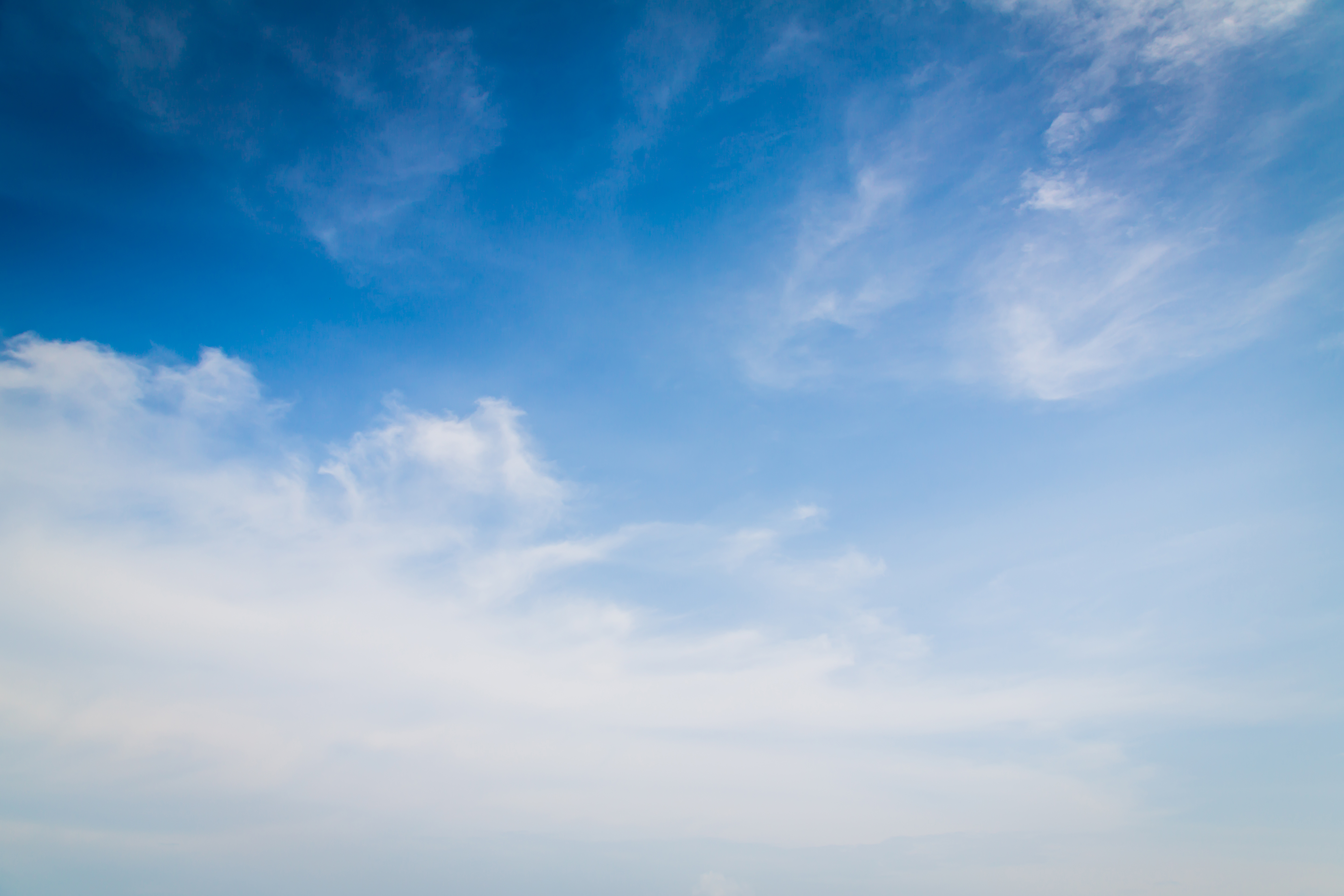 Céu azul com algumas nuvens