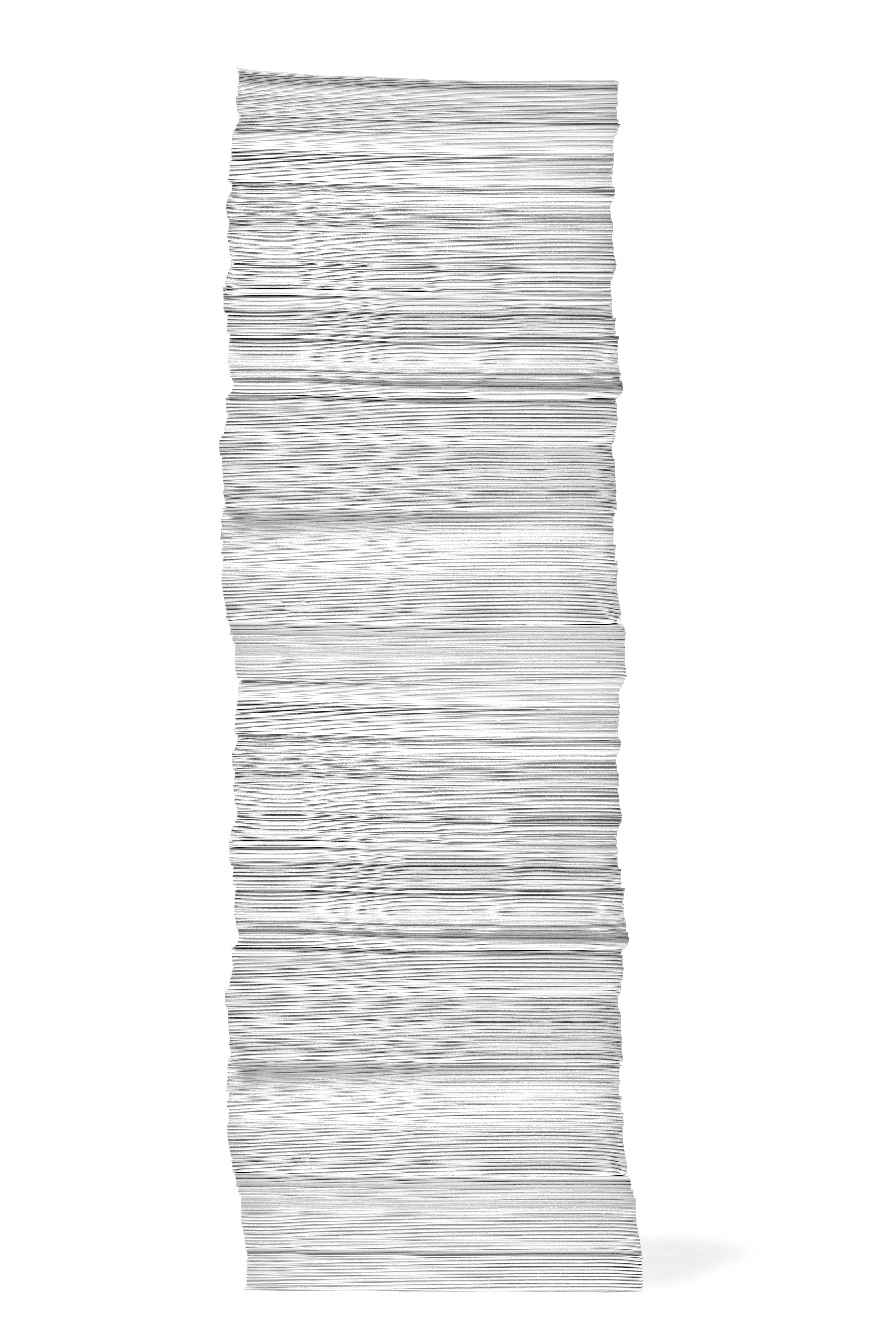 Centenas de folhas de papel empilhadas verticalmente