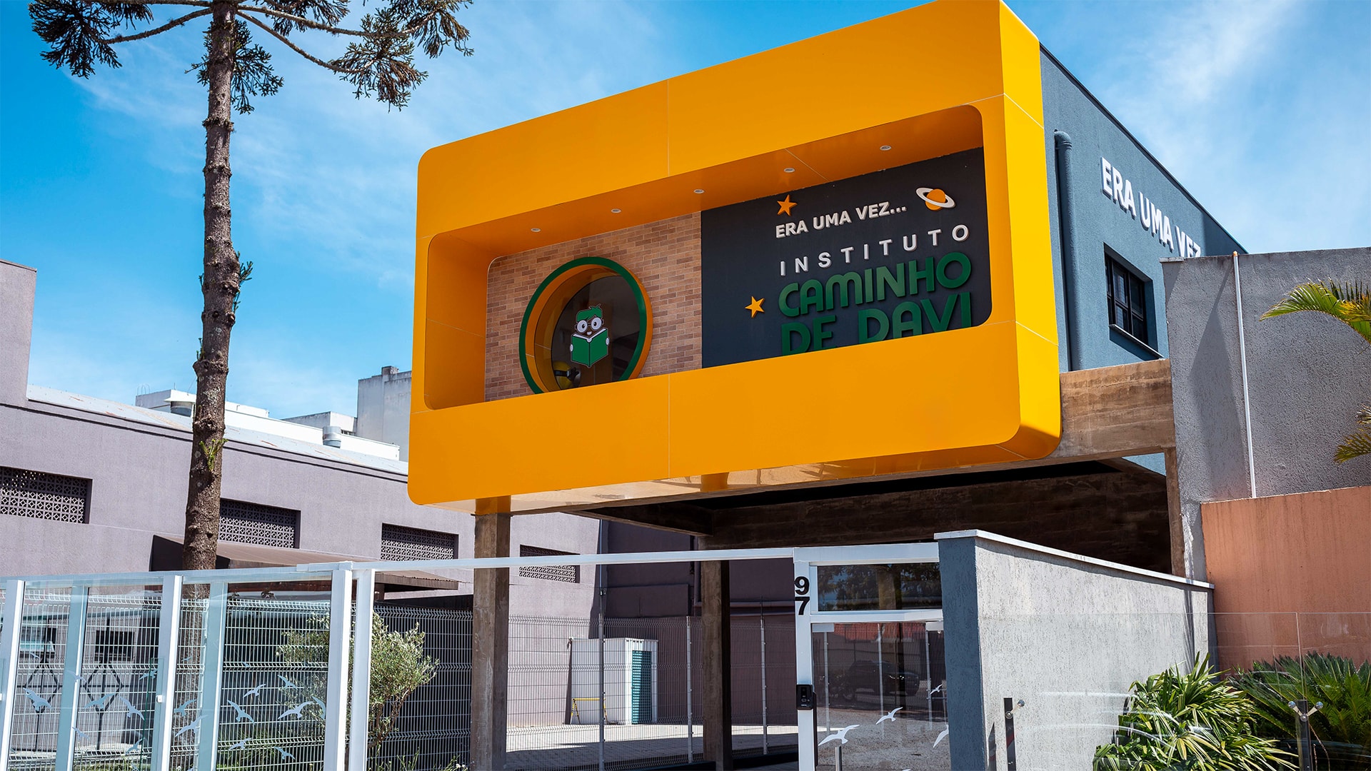 Fachada da sede do Instituto Caminho de Davi em Curitiba, PR